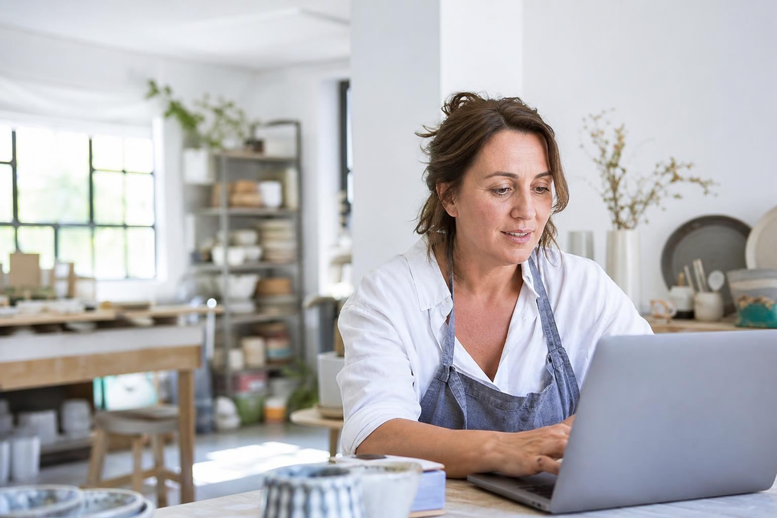 Dirigeante de petite entreprise travaillant sur un ordinateur portable